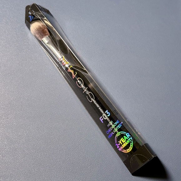 High Cheekbone Highlighter Brush - F03 by SIGMA for Women 1 Pc Brush damaged box - Picture 1 of 4